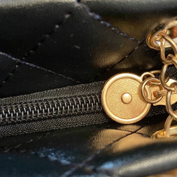 Fashion Quilted Style Waterproof Shoulder Gold Chain Tote Handbag. - Picture 5 of 5